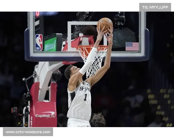 文班亚马盖帽后指天庆祝,马刺防守强度提升 文班亚马盖帽后指天庆祝,马刺防守强度提升